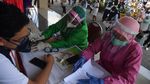 Ribuan Nakes di Surabaya Jalani Vaksinasi COVID-19