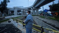 Meski telah melakukan uji coba pertamanya, namun JPO di dua flyover masih dalam pengerjaan.