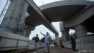 Saat Anies Baswedan Tinjau Flyover Tapal Kuda yang Mulai Diuji Coba
