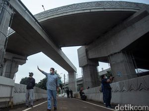 Saat Anies Baswedan Tinjau Flyover Tapal Kuda yang Mulai Diuji Coba