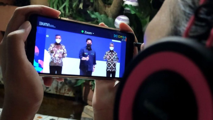 Social Media Award untuk Perusahaan BUMN Apresiasi untuk perusahaan BUMN yang dinilai berhasil melakukan komunikasi terhadap masyarakat diganjar penghargaan media sosial oleh Menteri BUMN Erick Thohir.