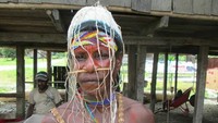 Inilah pria suku Bauzi yang dikenal pemberani. Mereka gemar berburu buaya di Sungai Mamberamo yang menjadi habitat alami buaya Papua. Suku Bauzi di Mamberamo Raya terkenal sejak lama sebagai suku pemburu buaya dan ular. (Hari Suroto/Istimewa)