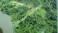 Sungai Mamberamo dipotret dari jendela pesawat nampak berkelok-kelok, meliuk-liuk seperti ular yang sedang berjalan. Sungai ini menjadi sarana transportasi dan sumber kehidupan bagi suku Bauzi, yang bermukim di tepi sungai ini. (Hari Suroto/Istimewa)