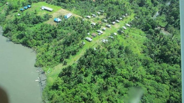 Foto Suku Bauzi di  Papua  yang  Hobi Berburu Buaya