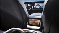 Tak cukup sampai di situ. Head unit ini juga diupgrade resolusinya, dari yang sebelumnya 1900×1200 menjadi 2200×1300. Head unit tu juga diklaim punya kemampuan mumpuni. Menariknya lagi, penumpang di kursi belakang juga kebagian jatah perangkat hiburan. Terdapat layar selebar 8 inch.  Foto: Tesla