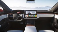 Perombakan yang dilakukan Tesla pada Model S memang tak tanggung-tanggung. Bentuk setirnya yang tidak lagi melingkar. Mungkin terinspirasi mobil balap, atau setir pesawat. Foto: Tesla