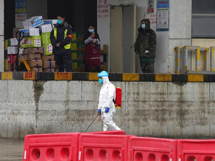 Tim peneliti WHO mendatangi Wuhan,China, untuk selidiki asal-usul virus Corona. Salah satu lokasi yang ddatangi tim peneliti WHO adalah Pasar Baishazhou.