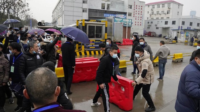 Tim WHO Kunjungi Pasar di Wuhan untuk Selidiki Asal-usul Corona Tim peneliti WHO mendatangi Wuhan,China, untuk selidiki asal-usul virus Corona. Salah satu lokasi yang ddatangi tim peneliti WHO adalah Pasar Baishazhou.