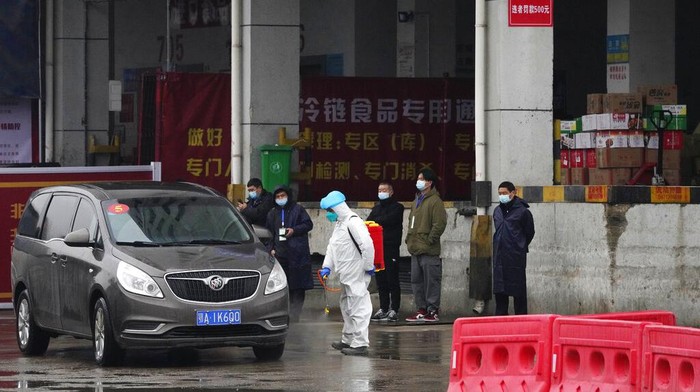 Tim WHO Kunjungi Pasar di Wuhan untuk Selidiki Asal-usul Corona Tim peneliti WHO mendatangi Wuhan,China, untuk selidiki asal-usul virus Corona. Salah satu lokasi yang ddatangi tim peneliti WHO adalah Pasar Baishazhou.