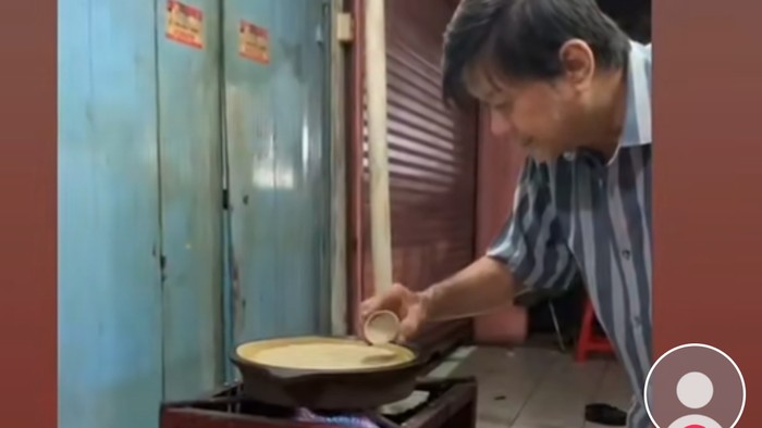 Tukang Martabak Super Teliti, Tuang Adonan sampai Potong Martabak Harus Sempurna