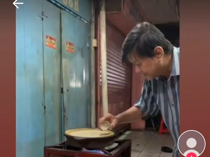 Tukang Martabak Super Teliti, Tuang Adonan sampai Potong Martabak Harus Sempurna