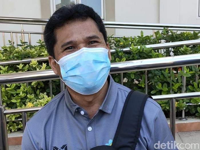 Pemkot Surabaya menggelar vaksinasi COVID-19 secara massal. Sebanyak 4.257 nakes yang bekerja di Kota Pahlawan disuntik vaksin pertama secara serentak.