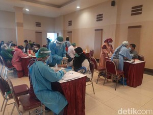 4.257 Nakes Jalani Vaksinasi COVID-19 di Graha YKP Surabaya