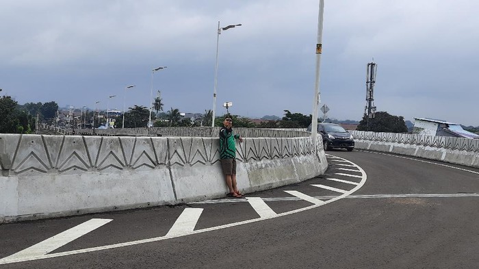 Warga berswafoto di Flyover Tapal Kuda Jaksel (Foto: Rahmat Fathan/detikcom)