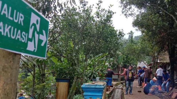 Warga Sukabumi mendengar suara dentuman misterius.