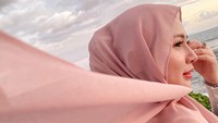 Di beberapa unggahan tampak Winny Putri Lubis mengenakan hijab. (Foto: dok. Instagram @winnyputrilubis)  
