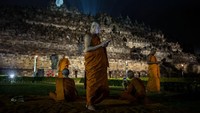 Fakta keenam, Candi Borobudur ini diperkirakan dibangun di atas danau purba. Hal itu disampaikan seniman dan arsitek Hindu Buddha W.O.J Nieuwenkamp. Menurutnya, Candi Borobudur melambangkan bunga teratai yang mengapung di atas danau. Dugaan itu diperkuat dengan bukti terendamnya bagian dasar candi pada abad ke-13 dan ke-14. Ulet Ifansasti/Getty Images  