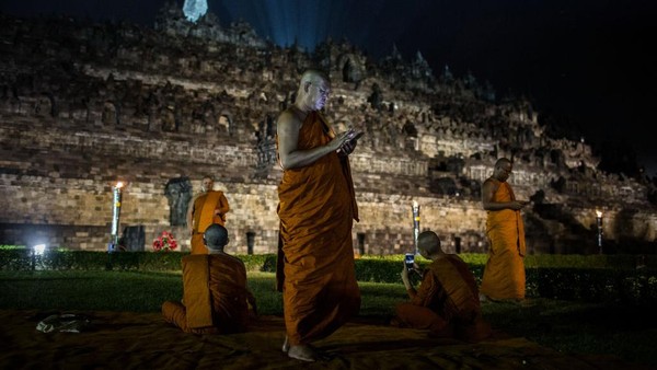 Fakta keenam, Candi Borobudur ini diperkirakan dibangun di atas danau purba. Hal itu disampaikan seniman dan arsitek Hindu Buddha W.O.J Nieuwenkamp. Menurutnya, Candi Borobudur melambangkan bunga teratai yang mengapung di atas danau. Dugaan itu diperkuat dengan bukti terendamnya bagian dasar candi pada abad ke-13 dan ke-14. Ulet Ifansasti/Getty Images Fakta keenam, Candi Borobudur ini diperkirakan dibangun di atas danau purba. Hal itu disampaikan seniman dan arsitek Hindu Buddha W.O.J Nieuwenkamp. Menurutnya, Candi Borobudur melambangkan bunga teratai yang mengapung di atas danau. Dugaan itu diperkuat dengan bukti terendamnya bagian dasar candi pada abad ke-13 dan ke-14. Ulet Ifansasti/Getty Images