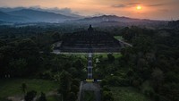 Fakta pertama Candi Borobudur ditemukan oleh Gubernur Jenderal Inggris. Sebelum ramai dikunjungi wisatawan seperti saat ini, Candi Borobudur ternyata sempat terbengkalai. Hal itu disebutkan dalam buku The History of Java yang dituliskan Gubernur Jenderal Inggris di Jawa yakni Sir Thomas Stamford Raffles.  Dalam buku itu, Raffles mengatakan ia menemukan gundukan bebatuan besar yang terkubur di tanah dan tertutup semak belukar pada tahun 1814. Ia pun memerintahkan agar dilakukan pembersihan agar Candi Borobudur ini dapat dipelajari. Getty Images/Ulet Ifansasti  