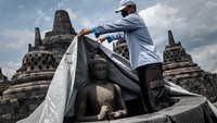 Fakta ketujuh candi ini beberapa kali dihantam bencana alam. Berdiri di lokasi yang dikelilingi pegunungan memang membuat Candi Borobudur tak lepas dari dampak gunung meletus. Saat Gunung Merapi meletus pada 2010, Candi Borobudur sempat tertutup debu vulkanik yang tebalnya mencapai 2,5 centimeter. Candi Borobudur juga beberapa kali terkena imbas gempa Yogyakarta pada 2006 dan 2010 silam. Akibatnya, terjadi beberapa kerusakan kecil di tubuh Candi Borobudur dan harus dilakukan pemugaran. Ulet Ifansasti/Getty Images  