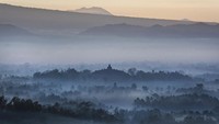 Fakta ketiga, Candi Borobudur yang megah dibangun bukan di lokasi sembarangan. Candi Borobudur diapit empat gunung yaitu Gunung Merapi, Gunung Merbabu, Gunung Sindoro, dan Gunung Sindoro. Selain itu ada dua aliran sungai yang juga mengelilinginya yakni Sungai Elo dan Sungai Progo.  Di samping itu, posisi Candi Borobudur rupanya berada di satu garis lurus dengan Candi Pawon dan Candi Mendut. Ketiganya memang menjadi satu kesatuan dan sama-sama merupakan candi bercorak Buddha Mahayana. Getty Images/Ulet Ifansasti  