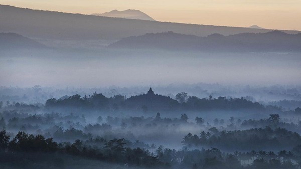 Fakta ketiga, Candi Borobudur yang megah dibangun bukan di lokasi sembarangan. Candi Borobudur diapit empat gunung yaitu Gunung Merapi, Gunung Merbabu, Gunung Sindoro, dan Gunung Sindoro. Selain itu ada dua aliran sungai yang juga mengelilinginya yakni Sungai Elo dan Sungai Progo. Di samping itu, posisi Candi Borobudur rupanya berada di satu garis lurus dengan Candi Pawon dan Candi Mendut. Ketiganya memang menjadi satu kesatuan dan sama-sama merupakan candi bercorak Buddha Mahayana. Getty Images/Ulet Ifansasti Fakta ketiga, Candi Borobudur yang megah dibangun bukan di lokasi sembarangan. Candi Borobudur diapit empat gunung yaitu Gunung Merapi, Gunung Merbabu, Gunung Sindoro, dan Gunung Sindoro. Selain itu ada dua aliran sungai yang juga mengelilinginya yakni Sungai Elo dan Sungai Progo. Di samping itu, posisi Candi Borobudur rupanya berada di satu garis lurus dengan Candi Pawon dan Candi Mendut. Ketiganya memang menjadi satu kesatuan dan sama-sama merupakan candi bercorak Buddha Mahayana. Getty Images/Ulet Ifansasti