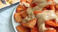 Kapan lagi bisa jajan cireng dengan taburan bumbu bubuk lalu dilengkapi saus kental yang creamy. Cireng kekinian ini siap mengalahkan jajanan modern. Foto : instagram @cirengkamsia