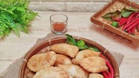 Cireng pastel bisa jadi jawaban buat kamu yang mau ngemil tanpa repot. Isiannya ada yang  asin gurih dan manis. Paling enak dimakan hangat-hangat. Foto : instagram @temm_olshop