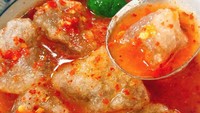 Gimana nggak ngiler lihat cireng yang satu ini. Kuah sambalnya bikin mata langsung melek dan seger. Apalagi ditambah perasan jeruk limau yang asam kecut. Foto : instagram @moikafood