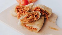 Cireng dengan isian daging ayam suwir berbumbu pedas ini dijamin bikin sore kamu jadi makin seru. Camilan ini bisa dimakan bersama teman atau keluarga. Mantul! Foto : instagram @cirengbadag