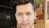 Wajah tampan Abdul Kadir terlihat begitu ia melepas semua pernak-pernik emak-emaknya. Posenya saat nongkrong di kafe ini membuat netizen salah fokus. Foto: Instagram @d_kadoor
