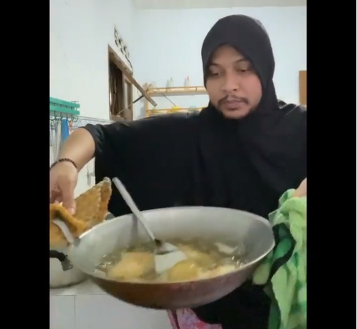 Abdul Kadir Gaya Kocak Abdul Kadir, Saat jadi Emak-emak yang Hobi Masak