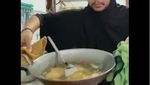 Gaya Kocak Abdul Kadir saat jadi Emak-emak yang Hobi Masak
