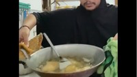Selebgram tersebut dikenal dengan konten kocaknya. Ia selalu berperan sebagai emak-emak yang hobi ngomel-ngomel pakai bahasa Jawa Timuran. Foto: Instagram @d_kadoor