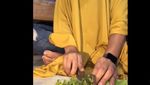 Gaya Kocak Abdul Kadir saat jadi Emak-emak yang Hobi Masak