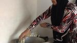 Gaya Kocak Abdul Kadir saat jadi Emak-emak yang Hobi Masak