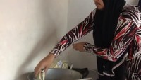Gaya ngomelnya dinilai mirip seperti emak-emak sungguhan. Apalagi saat ngomel sambil goreng kerupuk ini. Videonya bahkan banyak dibagikan oleh netizen. Foto: Instagram @d_kadoor