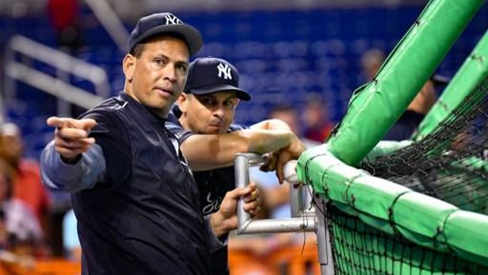 MIAMI, FL - AUGUST 22: Alex Rodriguez speaks with Aaron Boone #17 of the New York Yankees during batting practice before the game against the Miami Marlins at Marlins Park on August 22, 2018 in Miami, Florida.   Mark Brown/Getty Images/AFP