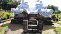 Penutupan candi dengan plastik tersebut untuk mengantisipasi terjadinya hujan abu dari Gunung Merapi.