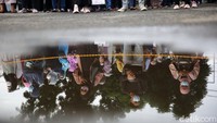Calon penumpang KRL mengantre hingga beberapa baris.