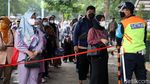 Antrean Panjang Penumpang KRL di Stasiun Bekasi