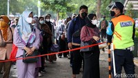 Mereka mengantre dengan penjagaan ketat petugas keamanan Stasiun Bekasi.