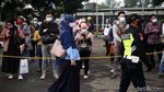 Antrean Panjang Penumpang KRL di Stasiun Bekasi