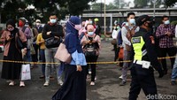 Untuk ibu hamil didahulukan untuk memasuki stasiun.