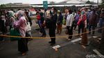 Antrean Panjang Penumpang KRL di Stasiun Bekasi