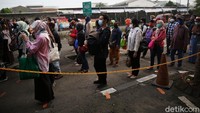 Para penumpang mengantre dengan tertib dan jaga jarak.