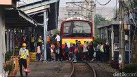 Petugas keamanan tampak mengatur para penumpang memasuki stasiun. Hal itu dilakukan agar tidak terjadi penumpukan penumpang.