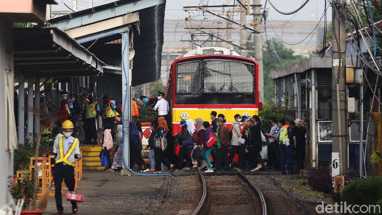 Antrean Penumpang KRL di Stasiun Bekasi Sejumlah calon penumpang berjalan menuju pintu masuk Stasiun Bekasi, Jawa Barat, Senin (1/2/2021). Antrean penumpang KRL Commuter Line tersebut terjadi akibat kebijakan pembatasan jumlah penumpang di setiap rangkaian kereta untuk mencegah penyebaran wabah COVID-19.