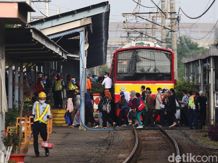 Sejumlah calon penumpang berjalan menuju pintu masuk Stasiun Bekasi, Jawa Barat, Senin (1/2/2021). Antrean penumpang KRL Commuter Line tersebut terjadi akibat kebijakan pembatasan jumlah penumpang di setiap rangkaian kereta untuk mencegah penyebaran wabah COVID-19.