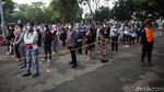 Antrean Panjang Penumpang KRL di Stasiun Bekasi